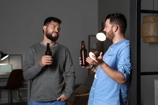 Νεαροί Αδελφοί Μπουκάλια Μπύρας Στο Σπίτι Βράδυ — Φωτογραφία Αρχείου