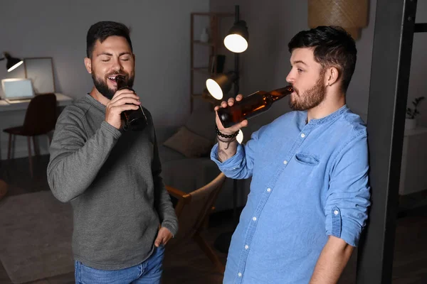 Νεαροί Αδελφοί Πίνουν Μπύρα Στο Σπίτι Βράδυ — Φωτογραφία Αρχείου