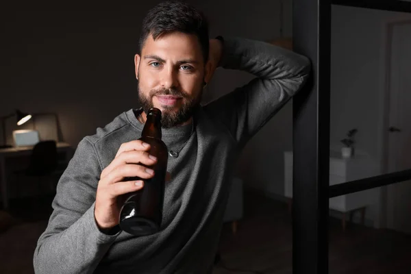Joven Barbudo Con Botella Cerveza Casa Por Noche —  Fotos de Stock