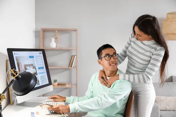 Young Man His Wife Booking Hotel Room Online Home — Stock Photo, Image