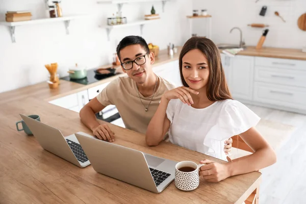 Young Woman Cup Coffee Her Husband Using Laptops Table Kitchen — Stock Photo, Image