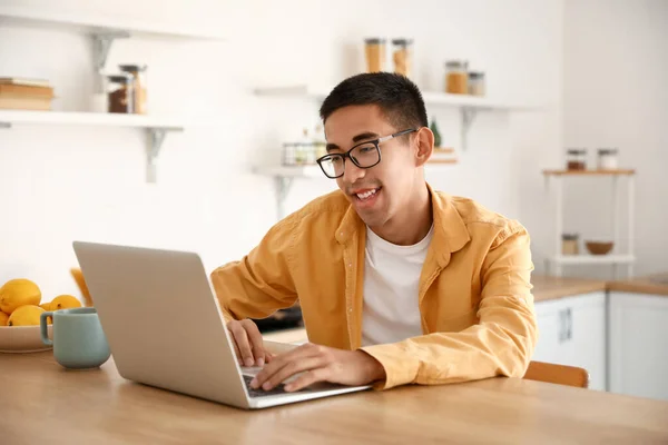 Young Man Using Laptop Table Kitchen — Stock Photo, Image