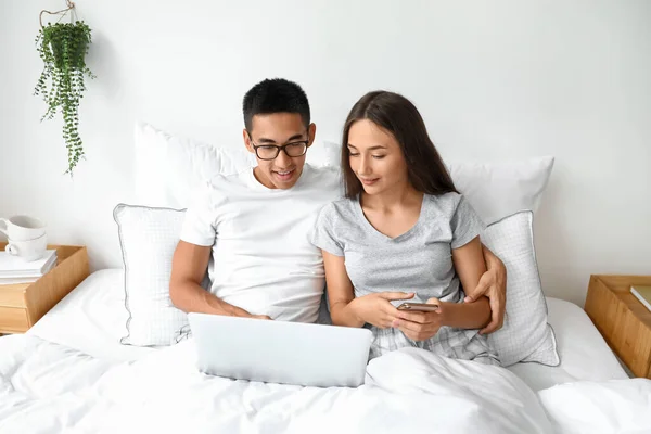 Pareja Joven Usando Portátil Cama — Foto de Stock