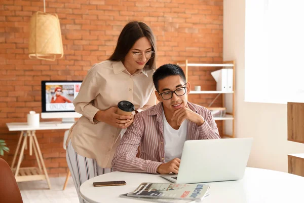 Young Couple Video Chatting Laptop Home — Stock Photo, Image