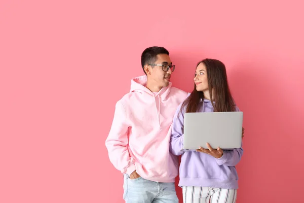 Young Couple Laptop Pink Background — Stock Photo, Image