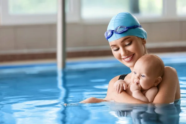 游泳教练带着可爱的小宝宝在游泳池里 — 图库照片
