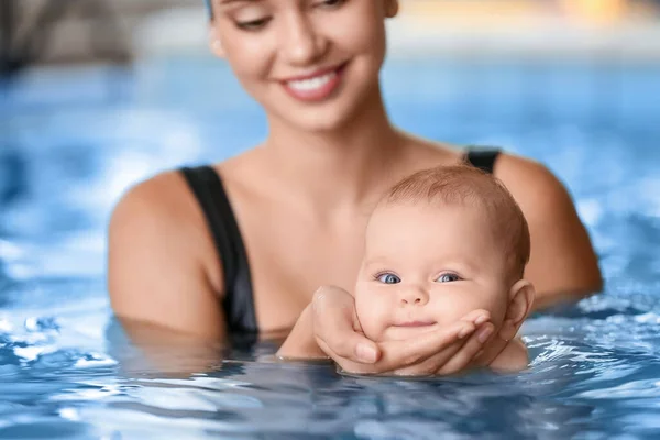 Yüzme Havuzunda Koçu Olan Şirin Bir Bebek Yakın Plan — Stok fotoğraf