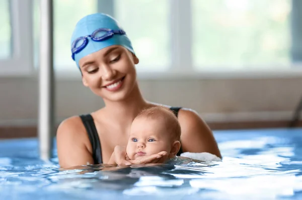 游泳池里的女教练和可爱的小宝宝 — 图库照片
