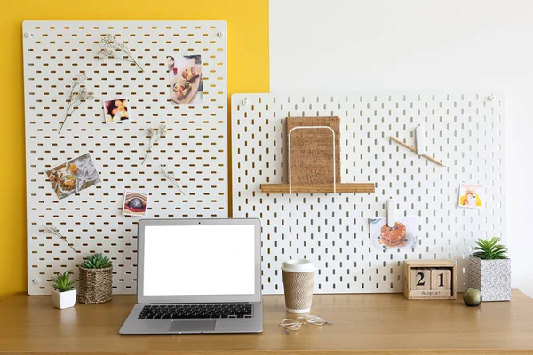 Local Trabalho Elegante Com Placa Peg Fundo Parede Amarelo Branco — Fotografia de Stock