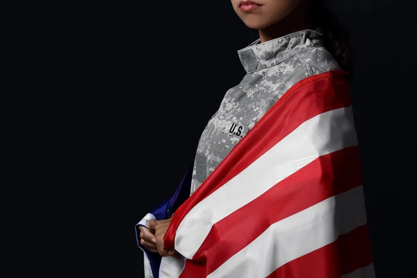 Afroamerikansk Kvinnlig Soldat Med Usa Flagga Mörk Bakgrund — Stockfoto