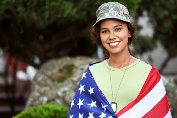 Afroamerikansk Kvinnlig Soldat Med Usa Flagga Utomhus — Stockfoto