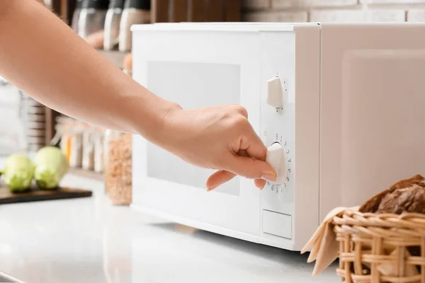 Wanita Menggunakan Oven Microwave Dapur Closeup — Stok Foto