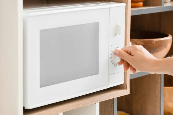 Young Woman Using Microwave Oven Shelf Unit Kitchen Closeup — Stock Photo, Image