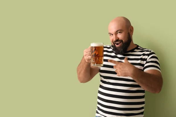 Kale Man Met Bier Kleur Achtergrond — Stockfoto