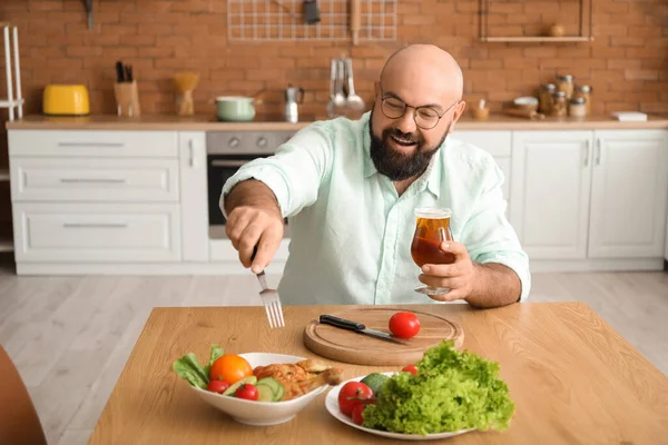 Bald Man Drinking Beer Having Lunch Kitchen — Stock Photo, Image