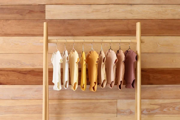 Soporte Con Trajes Bebé Cerca Pared Madera — Foto de Stock