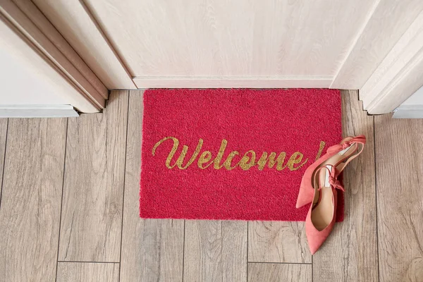 Elegante Stuoia Con Parola Benvenuti Scarpe Femminili Vicino Alla Parete — Foto Stock