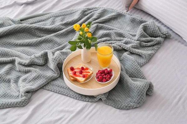 Tablett Mit Frühstück Und Vase Mit Blumen Auf Weichem Plaid — Stockfoto