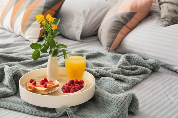 Vassoio Con Gustosa Colazione Vaso Con Fiori Sul Letto — Foto Stock