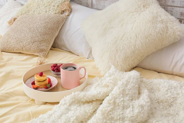 Kahvaltı Tepsisi Rahat Bir Yatakta Yastıklar Ekoseli — Stok fotoğraf