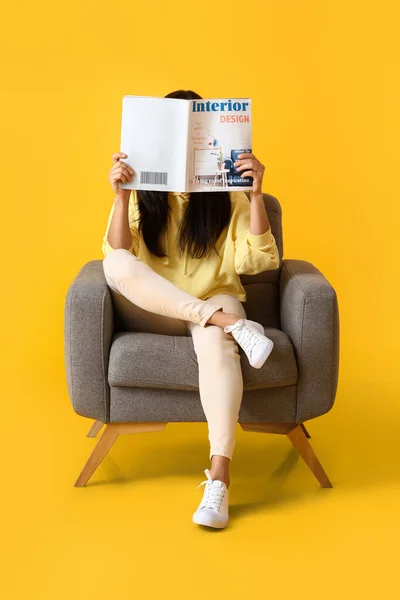 Mooie Jonge Vrouw Lezen Tijdschrift Zachte Fauteuil Gele Achtergrond — Stockfoto