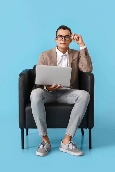 Jeune Homme Avec Des Lunettes Ordinateur Portable Assis Dans Fauteuil — Photo