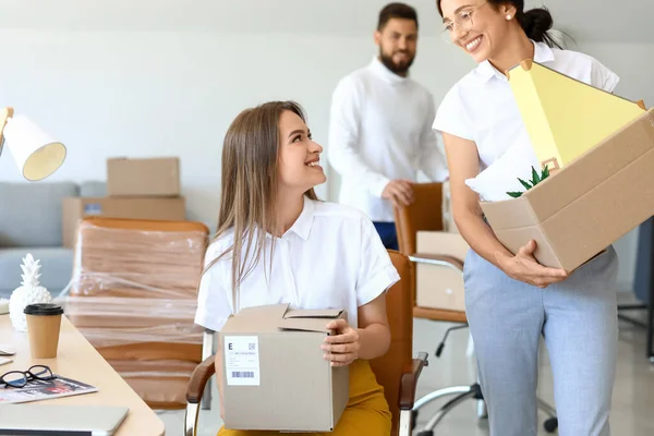 Kvinnliga Kollegor Packar Saker Kontoret Flyttdagen — Stockfoto