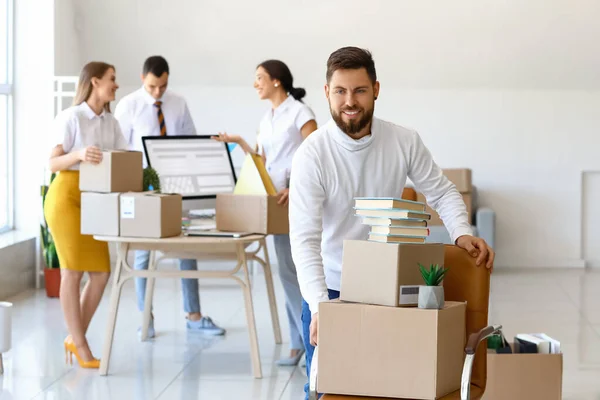 Snygg Man Nära Stol Med Lådor Kontoret Flyttdagen — Stockfoto