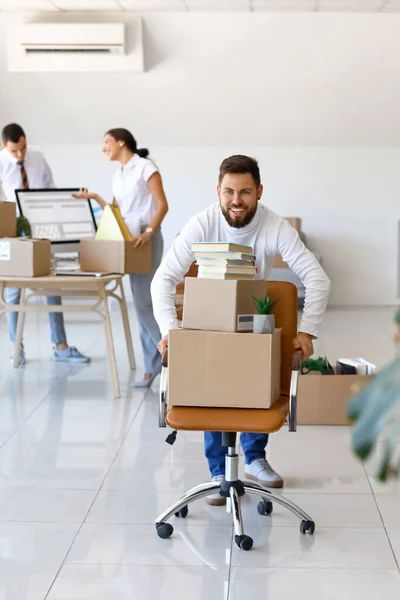 Beau Homme Près Chaise Avec Des Boîtes Dans Bureau Jour — Photo