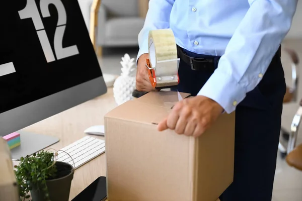 Jeune Homme Tapant Boîte Dans Bureau Jour Déménagement Gros Plan — Photo