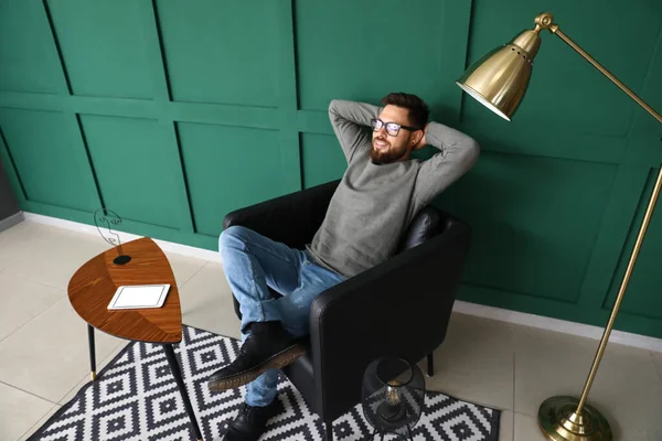 Handsome Bearded Man Resting Leather Armchair Green Wall — Stock Photo, Image
