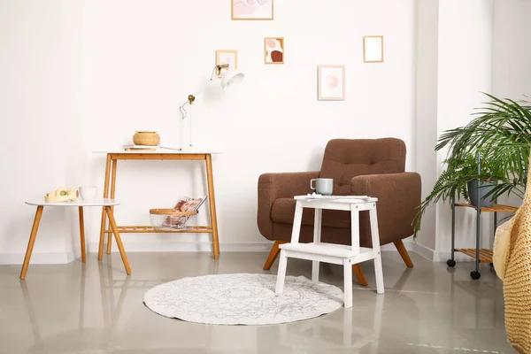 안락의자와 의자가 거실의 — 스톡 사진