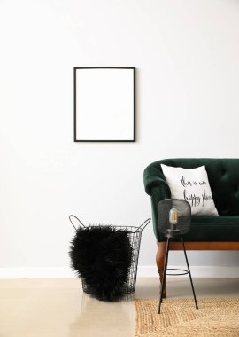 Yeşil kanepe, lamba ve sepet ışığın yanında.