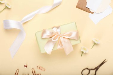 Hediye kutusu ile güzel kompozisyon ve sarı arka planda paketleme için ayarlı