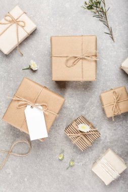 Boş etiketli güzel kompozisyon ve grunge arkaplan üzerinde hediye kutuları