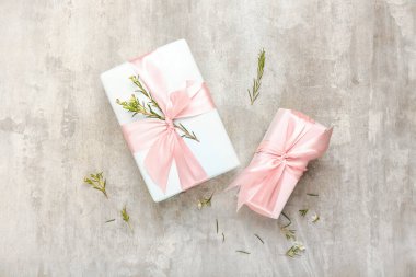 Çiçeklerle ve grunge arkaplanda hediye kutularıyla güzel bahar kompozisyonu