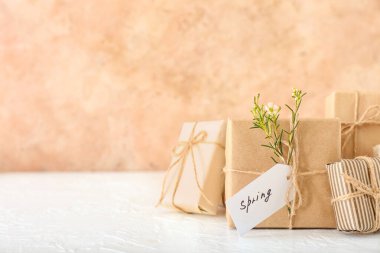 Güzel çiçekler, etiket ile kelime yayları ve renk arkaplan üzerinde hediye kutuları