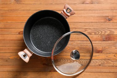 Ahşap arka planda tencere ve kapak pişirme