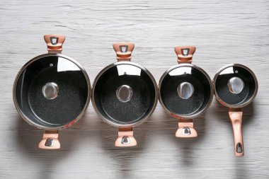 Gri ahşap arka planda tencere ve tencere seti