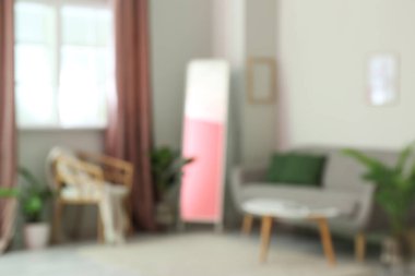 Ayna ve kanepe ile modern oturma odasının bulanık görüntüsü