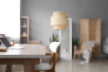 Modern dizüstü bilgisayarlı rahat iş yeri şık oda içi, bulanık görünüm