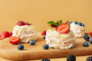 Renkli meyveli lezzetli Pavlova kekleri.