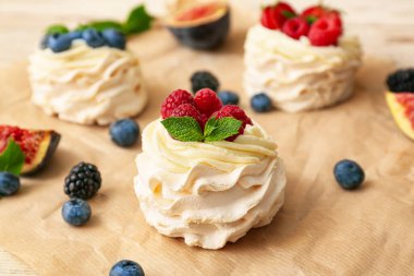 Lezzetli Pavlova kekleri ve taze böğürtlenler.