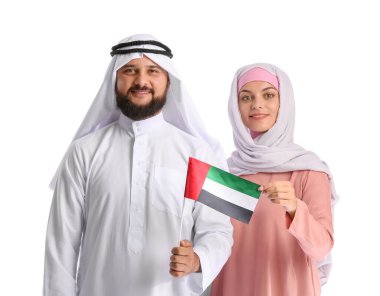 Geleneksel giyinmiş ve beyaz arka planda BAE bayrağı olan bir çift.