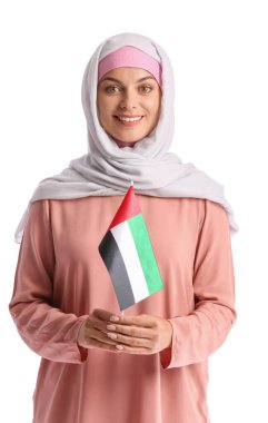 Geleneksel giyinmiş genç bir kadın ve beyaz arka planda BAE bayrağı var.