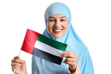 Beyaz arka planda BAE bayrağı olan güzel Müslüman kadın.