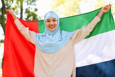 Parkta BAE bayrağı taşıyan güzel Müslüman kadın.