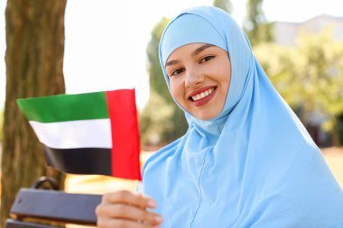 Parkta BAE bayrağı taşıyan güzel Müslüman kadın.