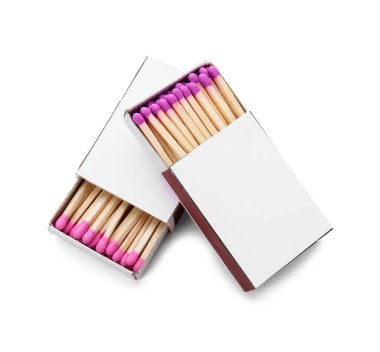 Beyaz arkaplanda yeni kibrit çöpleri olan kutular