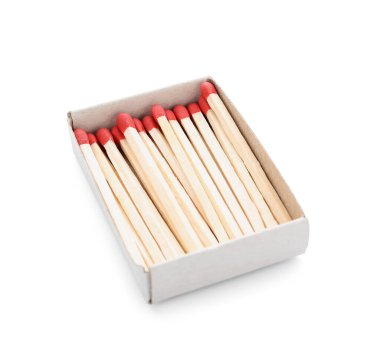 Beyaz arkaplanda yeni kibrit çöpleri olan kutu